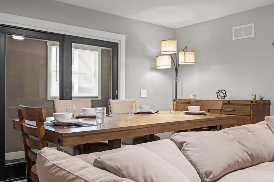 Upscale 2 Story Apartment with 8 beds and Free Parking, walkable to S Highland ave Apartment in East Liberty