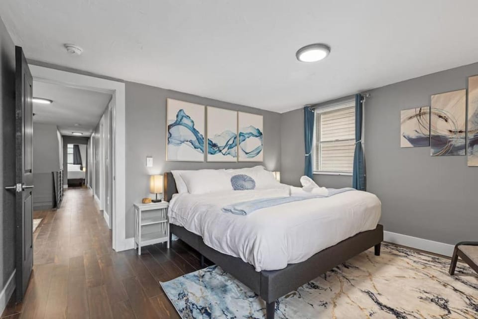 Upscale 2 Story Apartment with 8 beds and Free Parking, walkable to S Highland ave Apartment in East Liberty