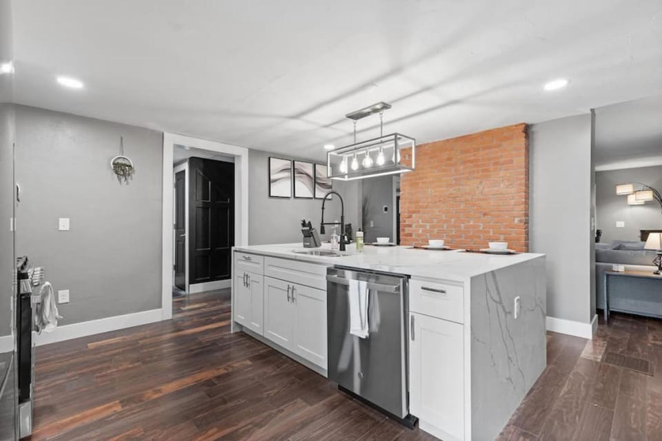 Upscale 2 Story Apartment with 8 beds and Free Parking, walkable to S Highland ave Apartment in East Liberty