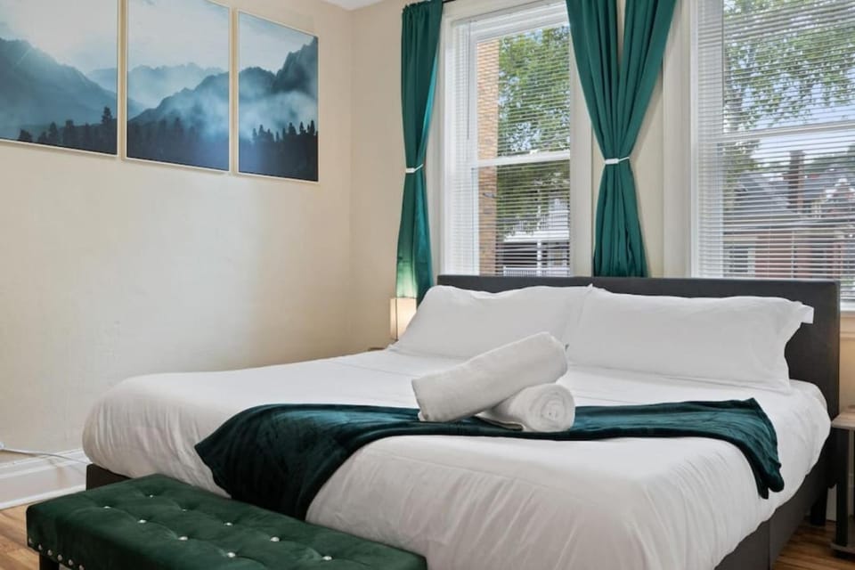 3 Story home with 11 beds, super close to Pitt and CMU House in Pittsburgh