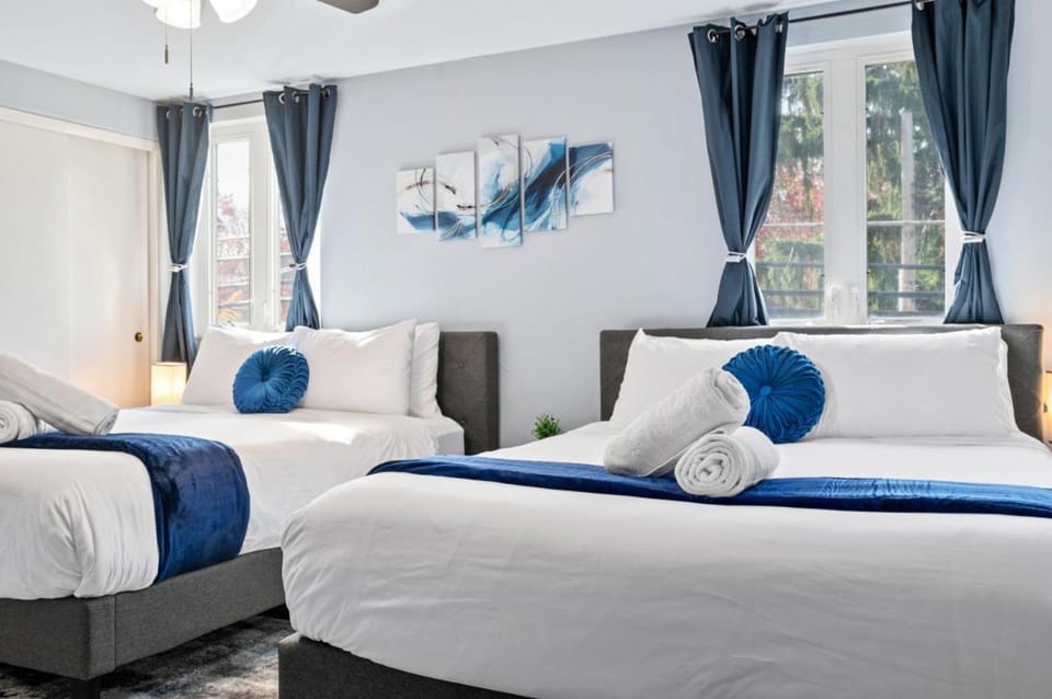 3 BR home, steps from Walnut Street with Free parking House in Shadyside