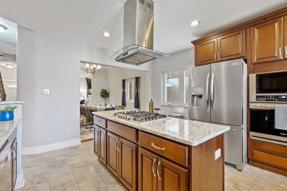 3 Story home with 10 beds and Free off street parking House in East Liberty