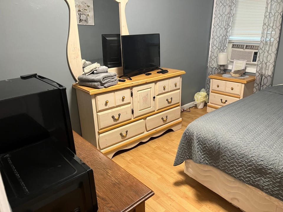 Bed, TV and multimedia, Bedroom, wardrobe