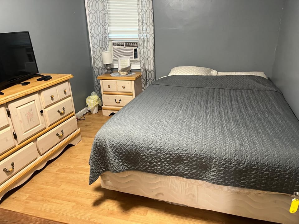 Bed, TV and multimedia, Bedroom, wardrobe