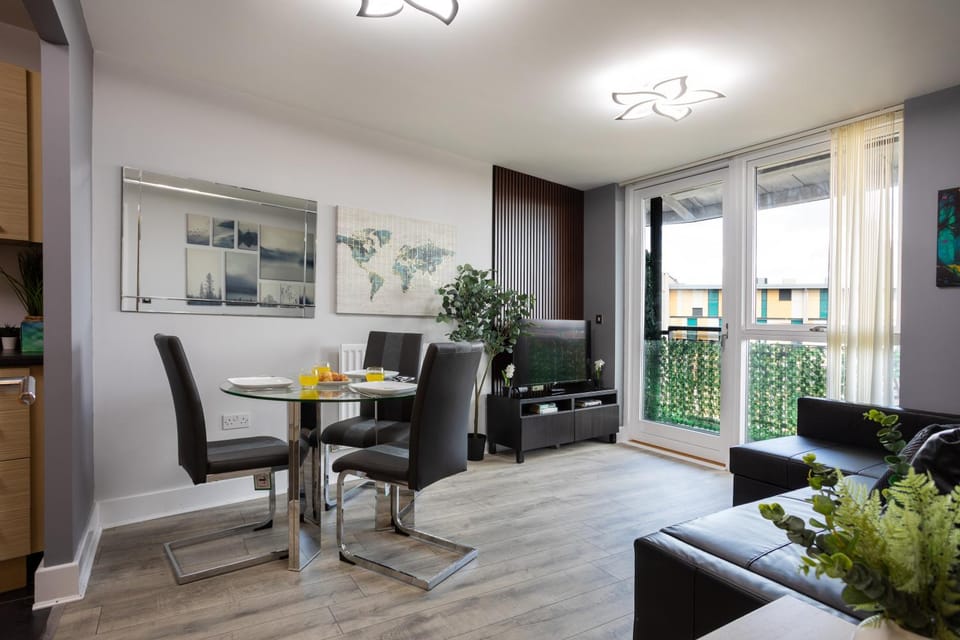 Kitchen or kitchenette, Living room, Seating area, Dining area