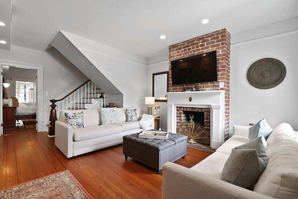 Oglethorpe Square Garden Apartment by Lucky Savannah House in Savannah