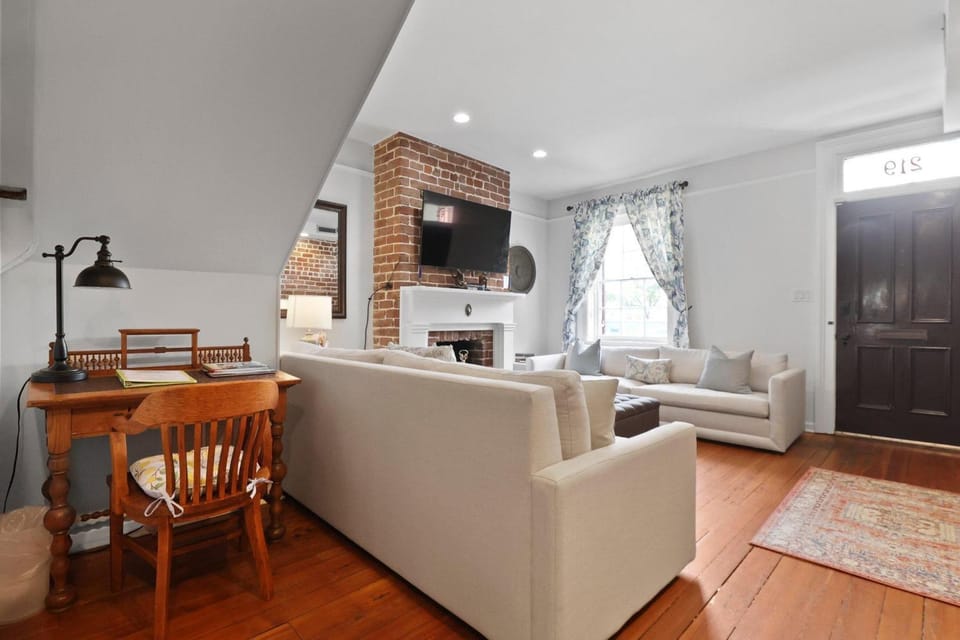 Oglethorpe Square Garden Apartment by Lucky Savannah House in Savannah