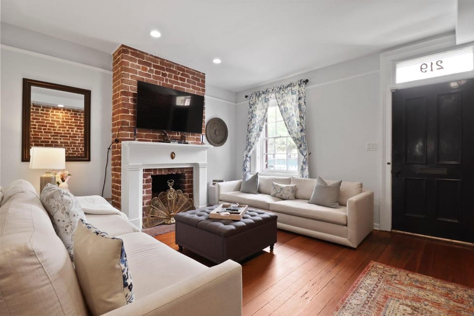 Oglethorpe Square Garden Apartment by Lucky Savannah House in Savannah