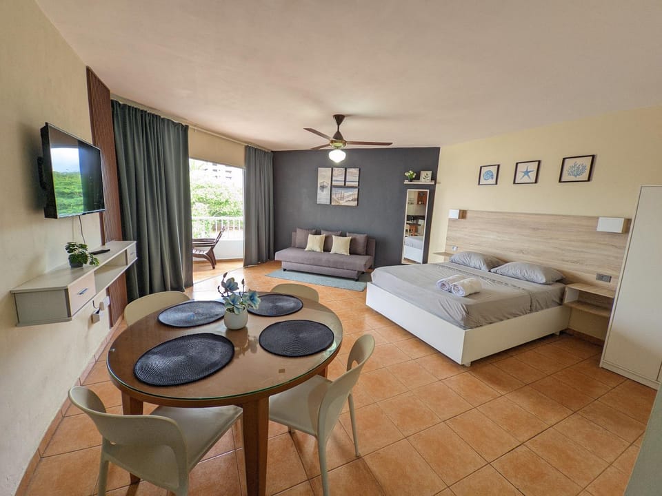 Bed, Living room, Photo of the whole room, Dining area, Bedroom