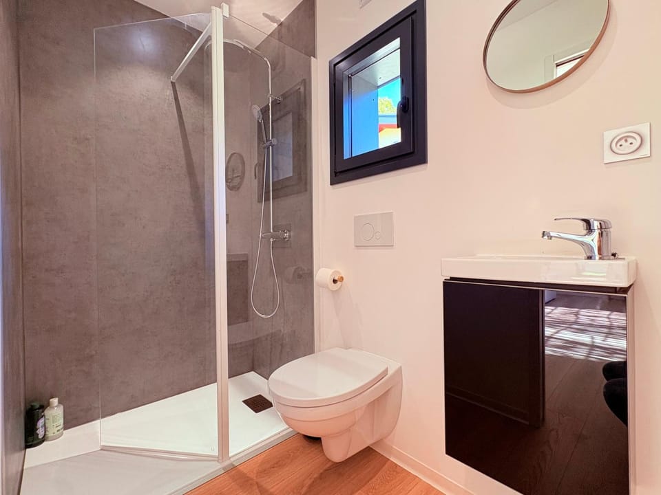 Shower, Toilet