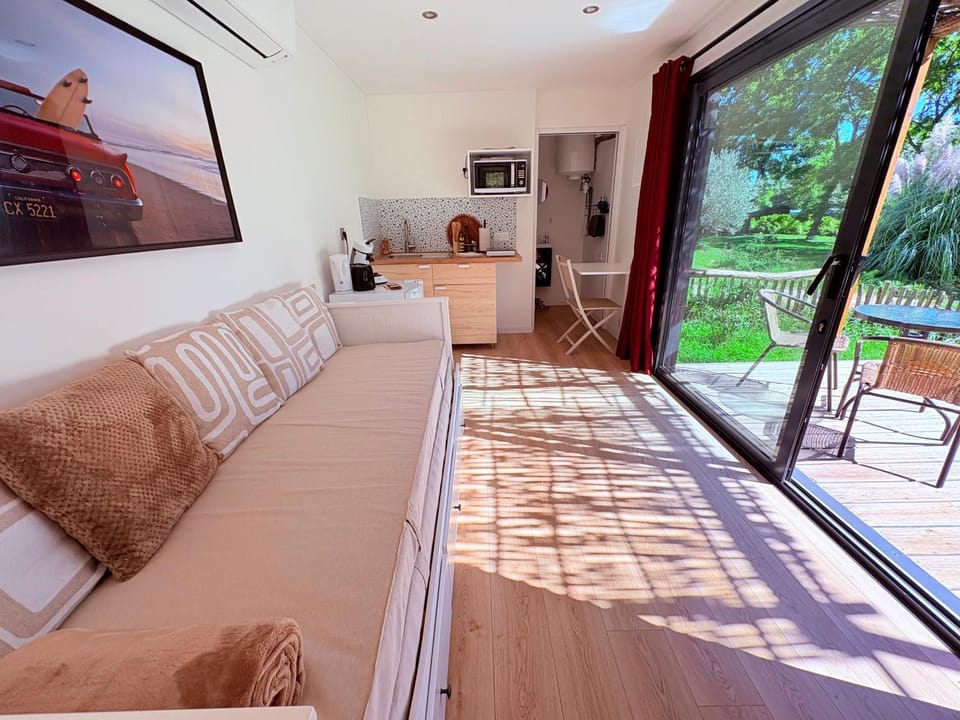 Bed, Balcony/Terrace, Kitchen or kitchenette, Living room, Seating area, Bedroom