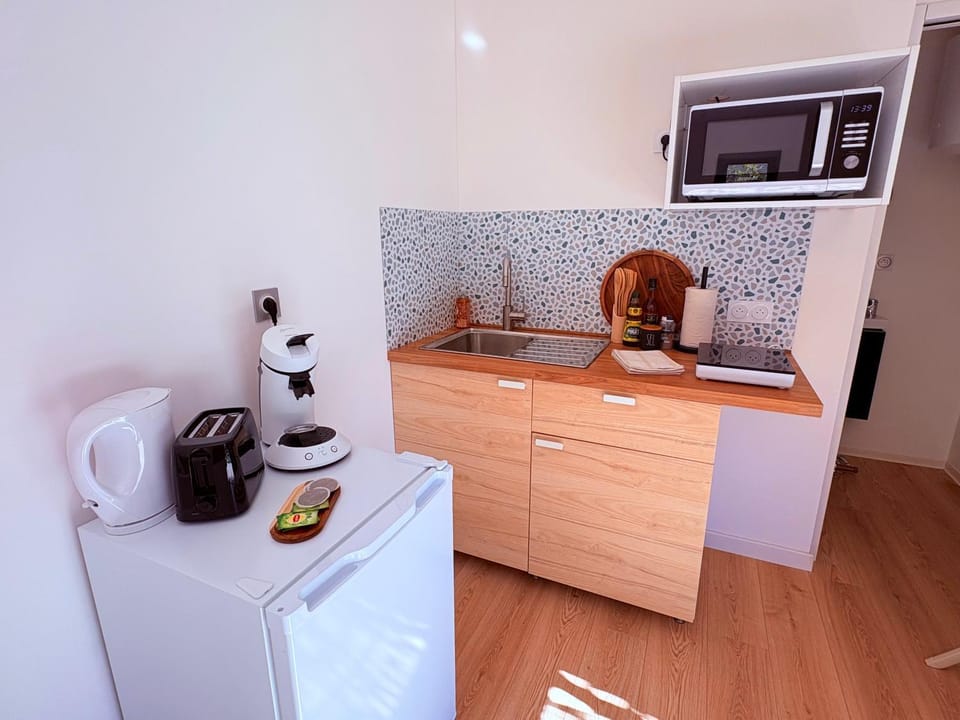Coffee/tea facilities, Kitchen or kitchenette, stove, toaster