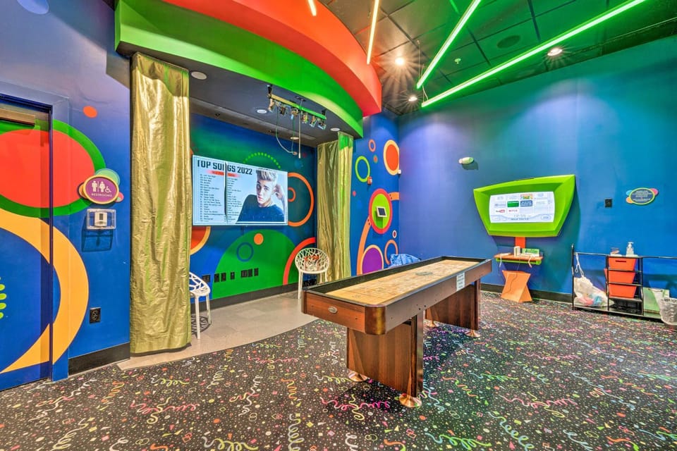 Disney Area Hub: Outdoor Pool & Resort-Style Perks House in Four Corners