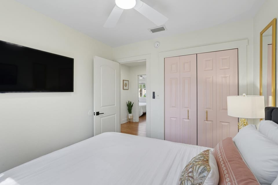 Bed, TV and multimedia, Photo of the whole room, Bedroom
