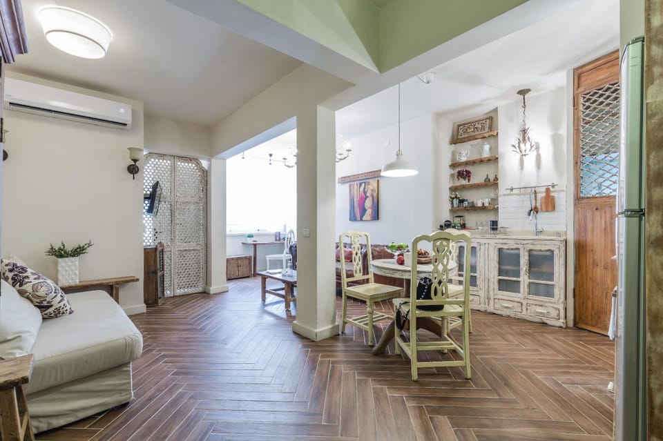Kitchen or kitchenette, Living room, Seating area, Dining area, air conditioner