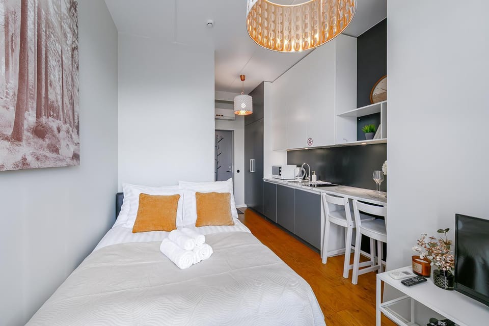 Bed, TV and multimedia, Bedroom