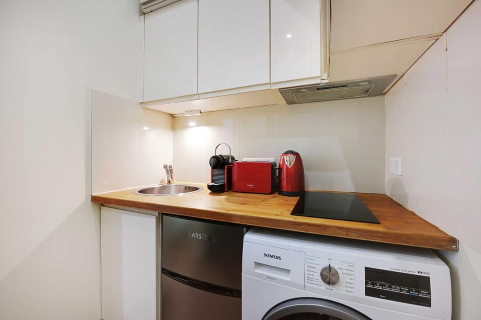 Coffee/tea facilities, Kitchen or kitchenette, stove