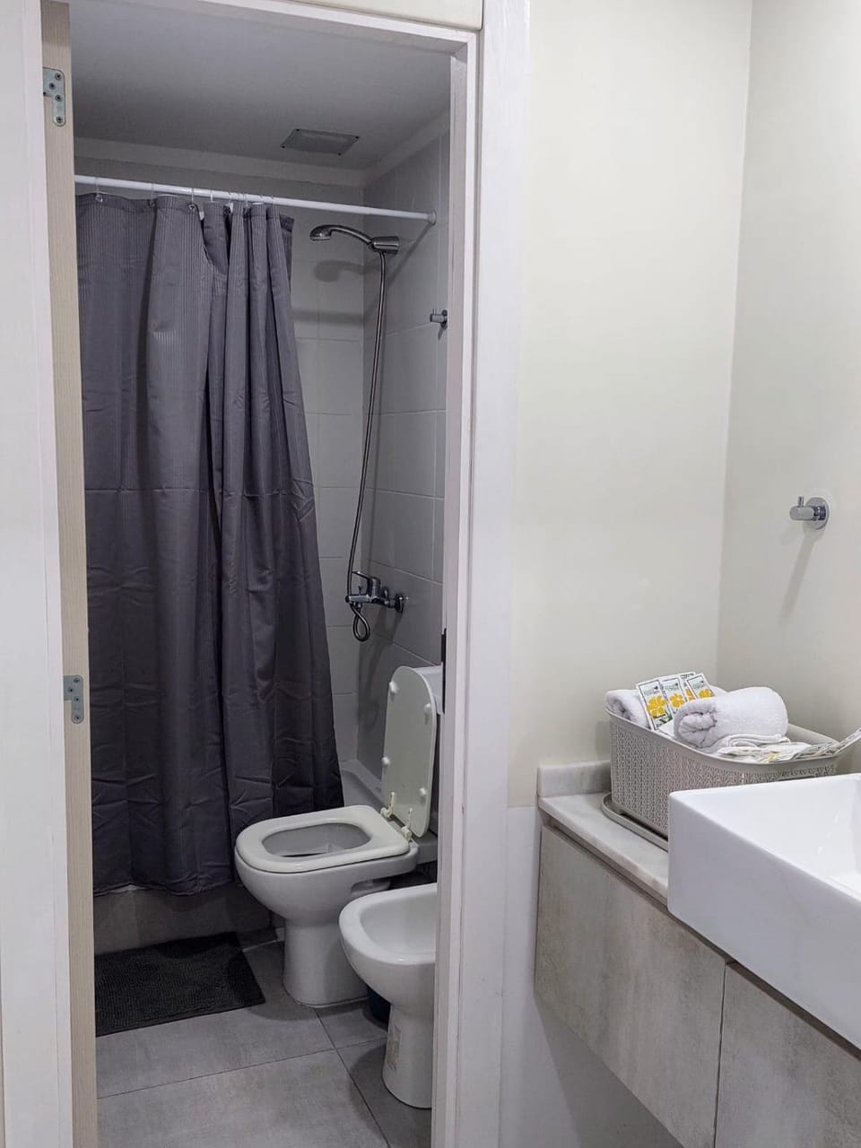 Shower, Bathroom, bidet, towels