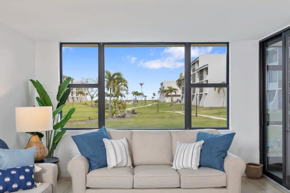Loggerhead 351 - Gorgeous Walkout Unit at Loggerhead Cay Gulf Views House in Sanibel Island