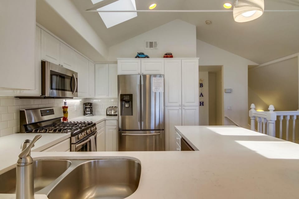 Stunning beach home located between bay and beach with Ocean View Patio House in Mission Beach