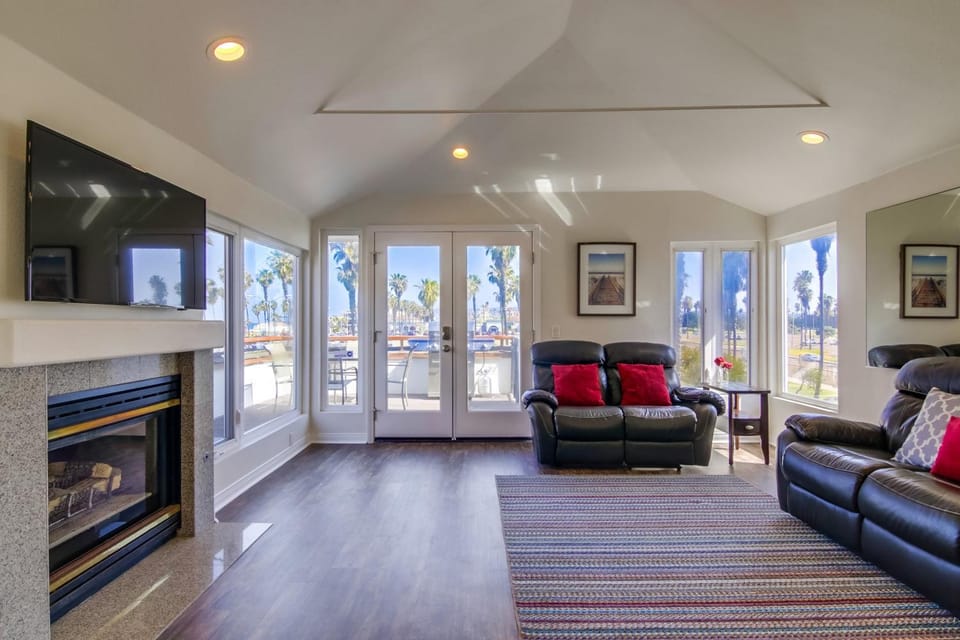 Stunning beach home located between bay and beach with Ocean View Patio House in Mission Beach