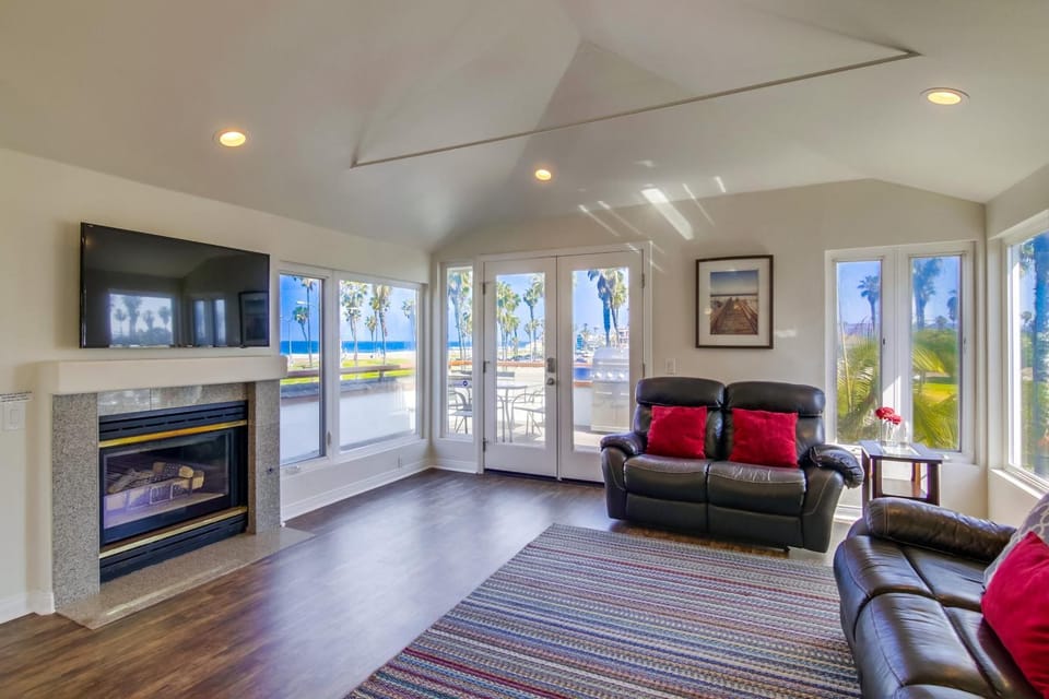 Stunning beach home located between bay and beach with Ocean View Patio House in Mission Beach