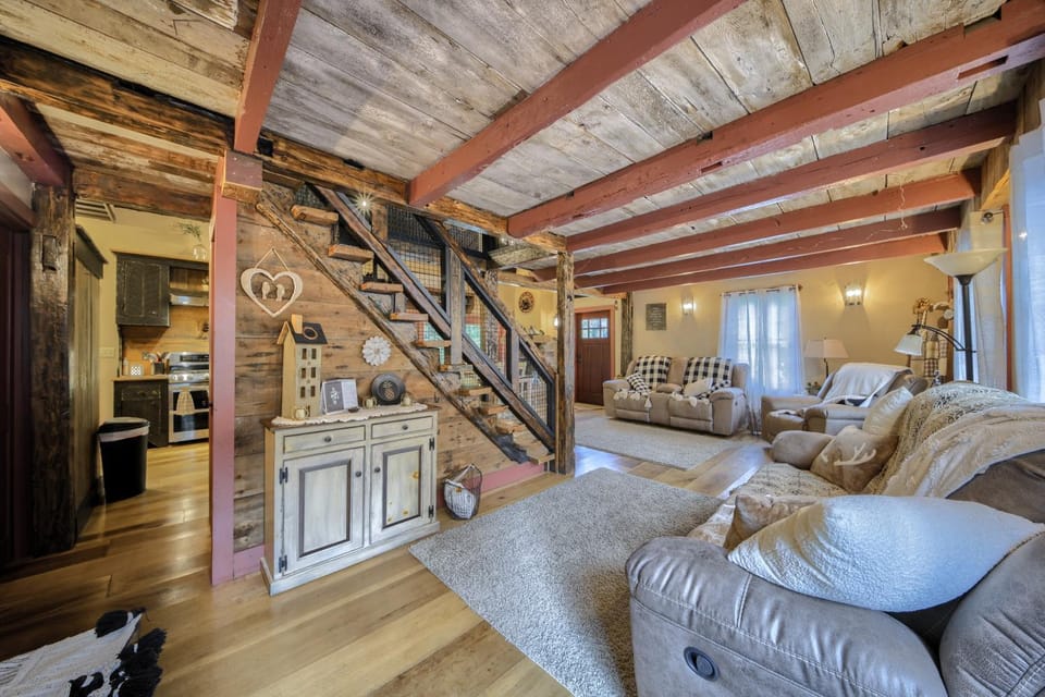 Willow Brook Getaway: Hot Tub, Deck in Mifflinburg House in Pennsylvania