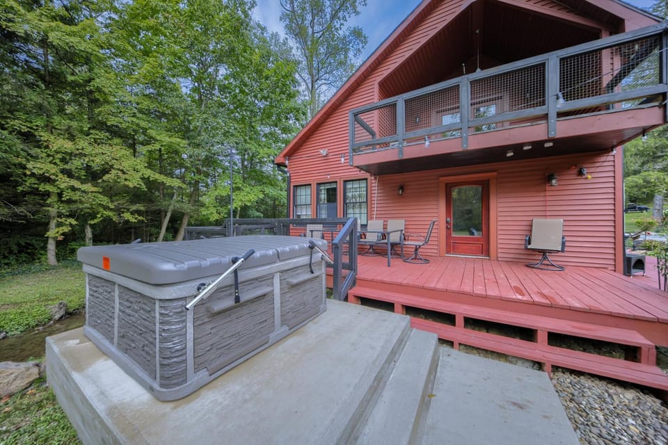Willow Brook Getaway: Hot Tub, Deck in Mifflinburg House in Pennsylvania