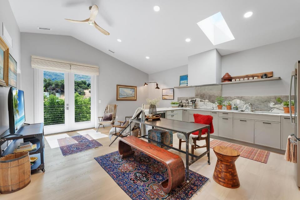 TV and multimedia, Kitchen or kitchenette, Living room, Seating area, Dining area