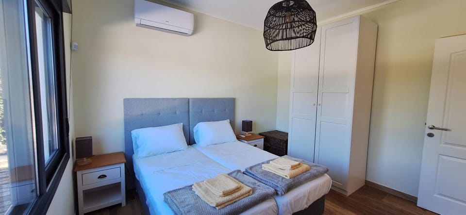 Bed, Bedroom, air conditioner