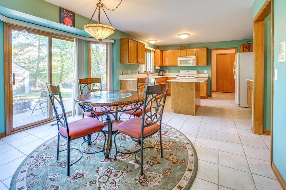 Pet Friendly Getaway: Grill, Patio, Fire Pit, Yard House in Lake Erie