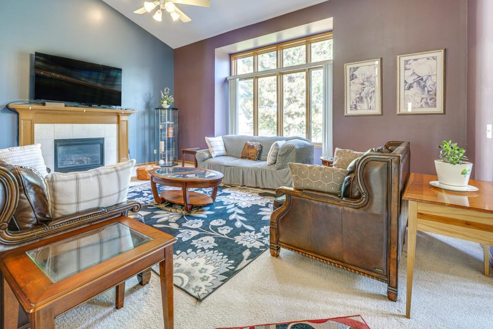 Pet Friendly Getaway: Grill, Patio, Fire Pit, Yard House in Lake Erie