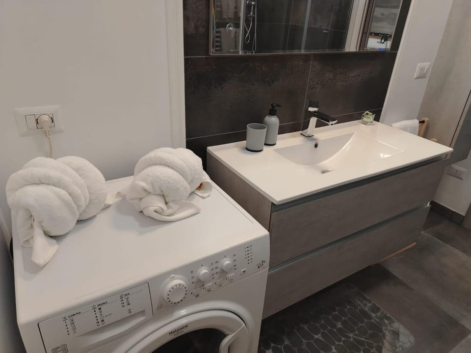 Bathroom, washing machine