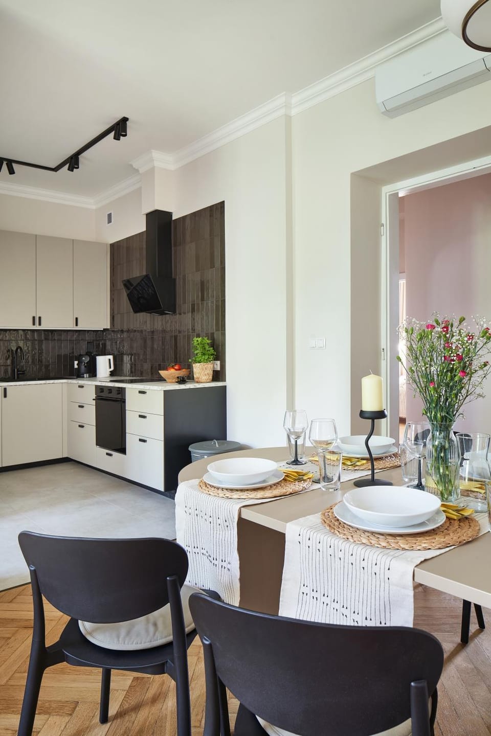 Kitchen or kitchenette, Dining area