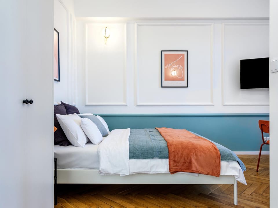 Bed, TV and multimedia, Bedroom