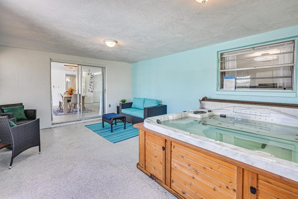 Sunset Views & Hot Tub: Lakefront Holiday Retreat! House in Holiday