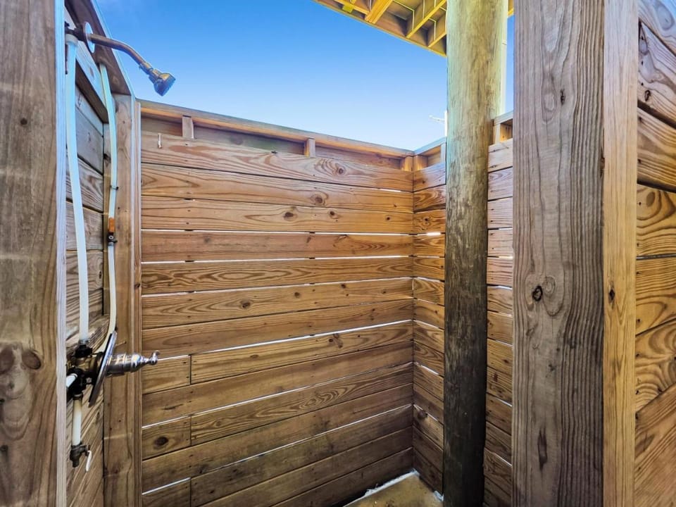Ibis Isle - Sleeps 12, Fully Fenced Side Yard, Play Set, Gazebo, Walk to Beach House in Bolivar Peninsula