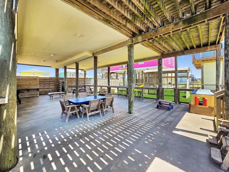 Ibis Isle - Sleeps 12, Fully Fenced Side Yard, Play Set, Gazebo, Walk to Beach House in Bolivar Peninsula