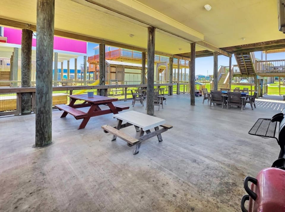 Ibis Isle - Sleeps 12, Fully Fenced Side Yard, Play Set, Gazebo, Walk to Beach House in Bolivar Peninsula
