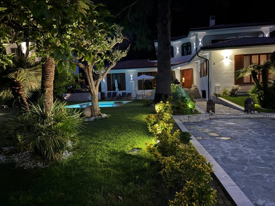 Property building, Garden, Swimming pool