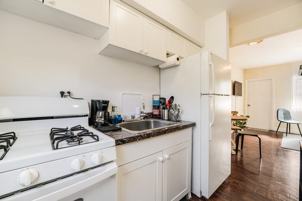 Cute 1BR Apt Walk to Calle 8, Short Drive to Brick Apartment in Brickell