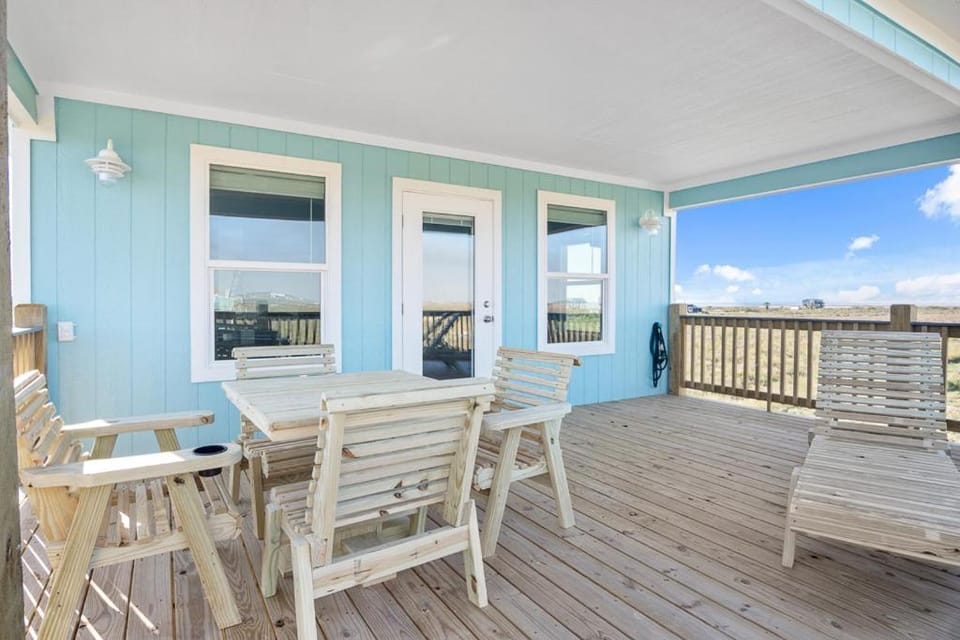 Fish Fantasy Sunrise Gulf, Sunset Bay & ICW Views, Quiet Street, No Through Traffic, Pet Friendly, Fully Fenced Side Yard, Walk to Beach, Sleeps 4 House in Bolivar Peninsula