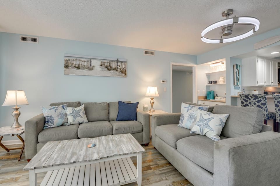 Direct Beach Access! Walkable Condo on Ocean Blvd House in North Myrtle Beach