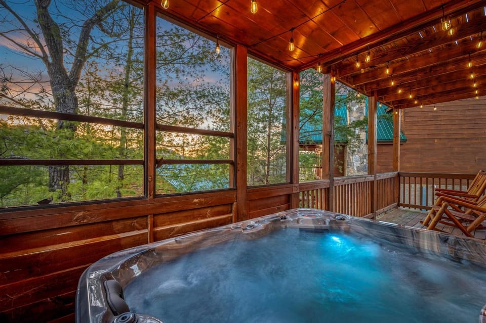 Spacious 4BR 4BA w Hot tub, Wi-Fi, HOA Pool, Pets House in Pigeon Forge
