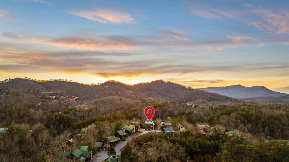 Spacious 4BR 4BA w Hot tub, Wi-Fi, HOA Pool, Pets House in Pigeon Forge