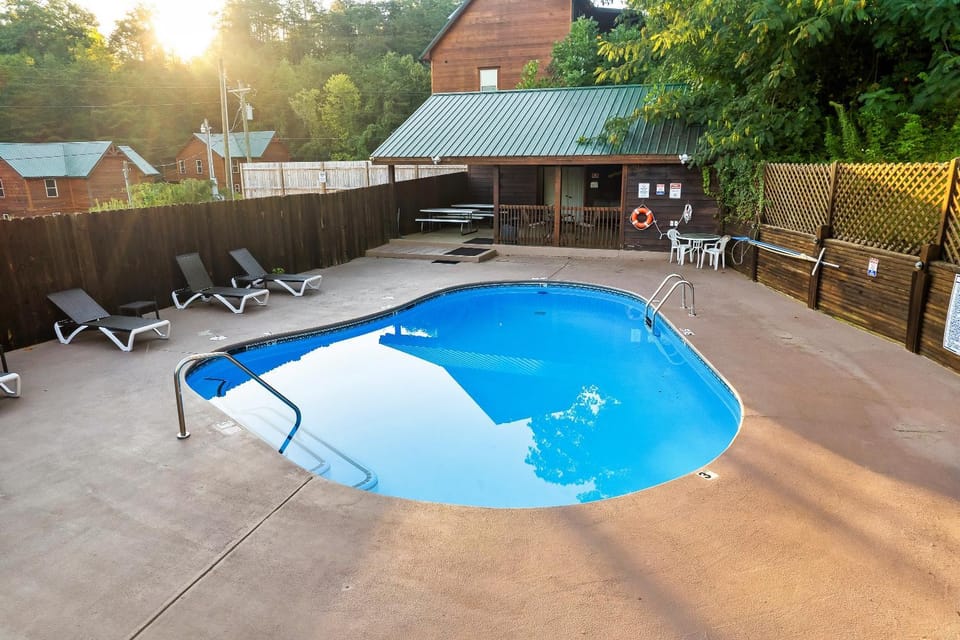 Spacious 4BR 4BA w Hot tub, Wi-Fi, HOA Pool, Pets House in Pigeon Forge