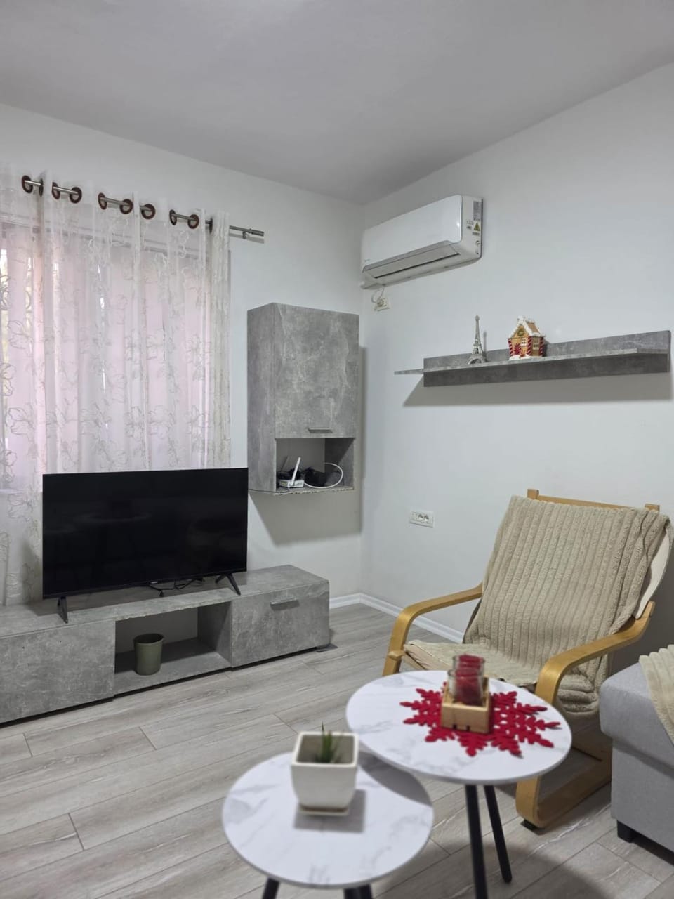 Communal lounge/ TV room, TV and multimedia, Living room, Seating area, Evening entertainment, air conditioner