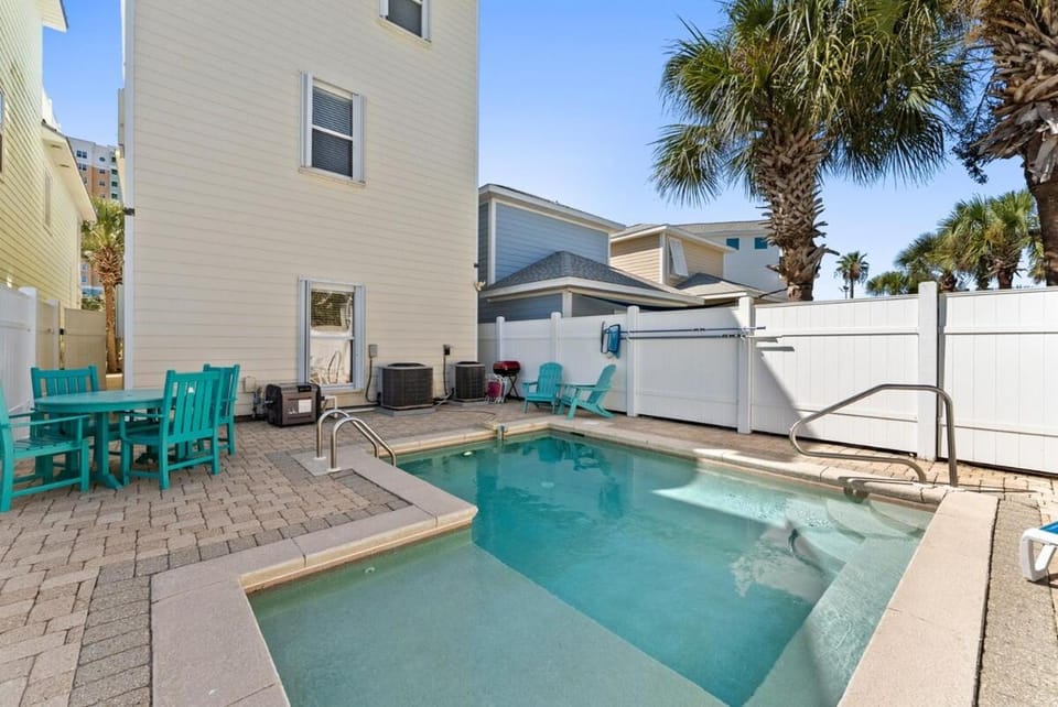 Property building, Patio, Day, Pool view, Swimming pool, sunbed