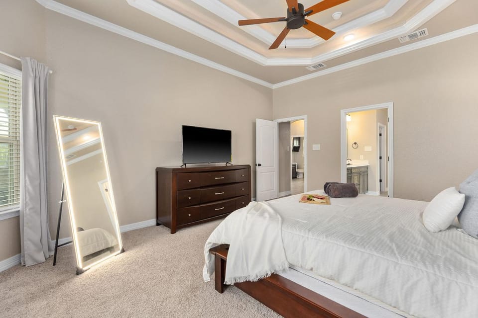 Bed, TV and multimedia, Photo of the whole room, Bedroom, wardrobe