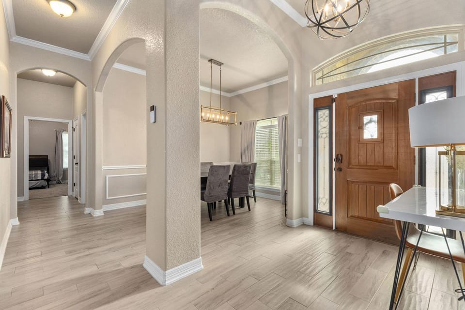 TV and multimedia, Living room, Seating area, Dining area, air conditioner